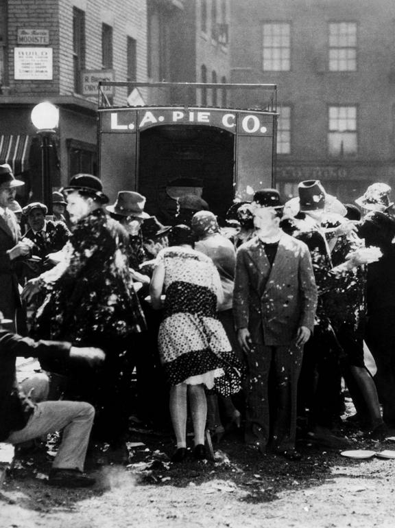 Filmszene aus Laurel-und-Hardy: Menschen bewerfen sich mit Torten